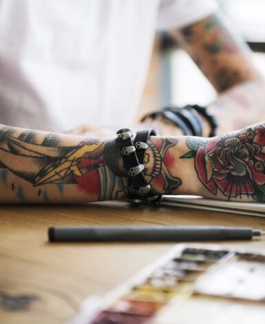 can an employer require you to cover arm tattoos