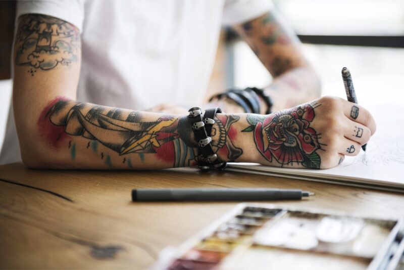 can an employer require you to cover arm tattoos